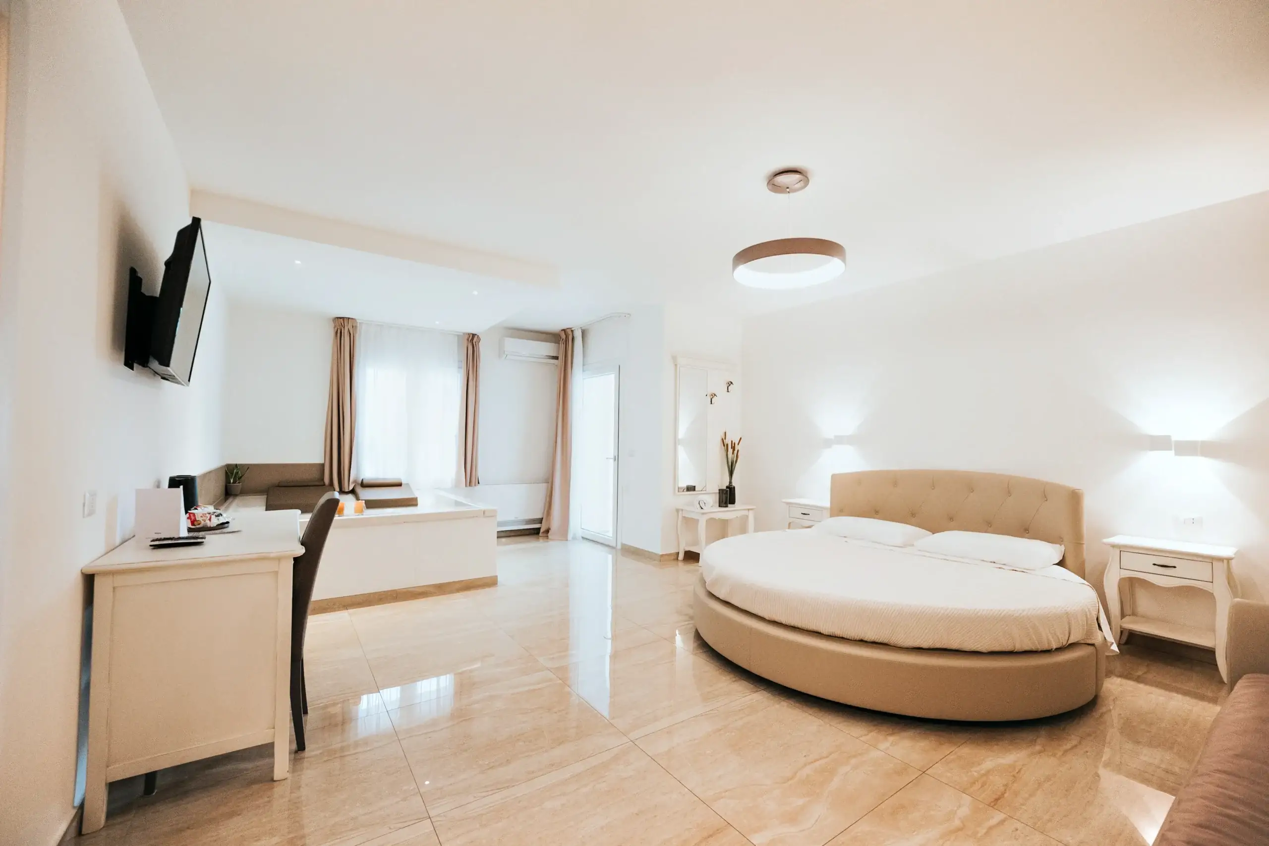 Suite con letto rotondo, scrivania e vasca idromassaggio