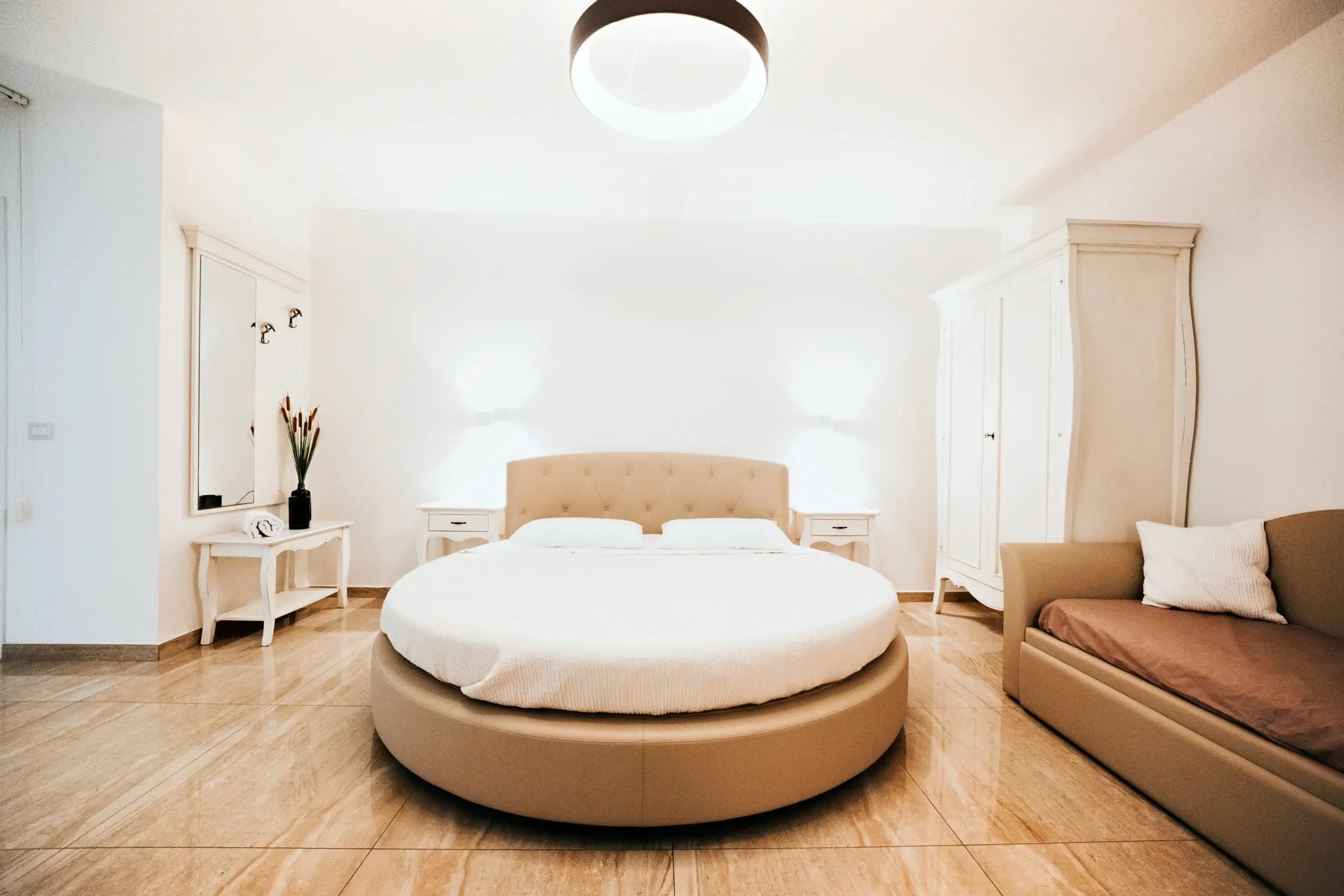 Letto rotondo della Suite con divano e armadio