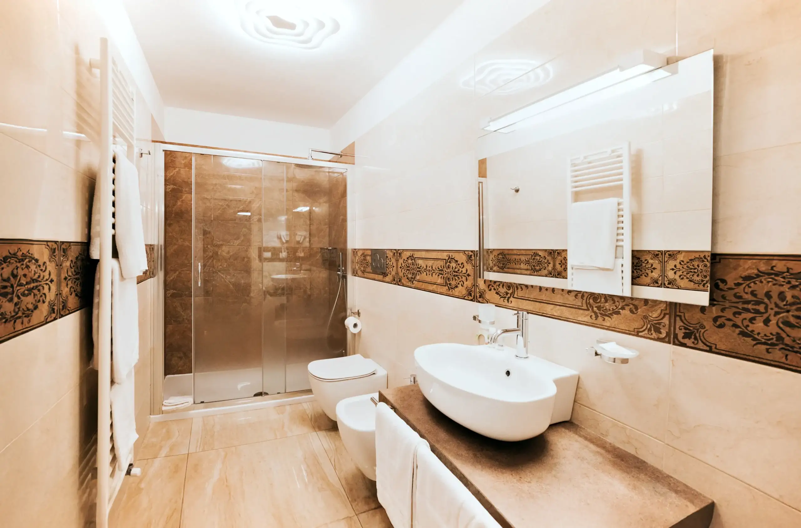 Bagno della Suite con doccia, lavabo, WC e bidet