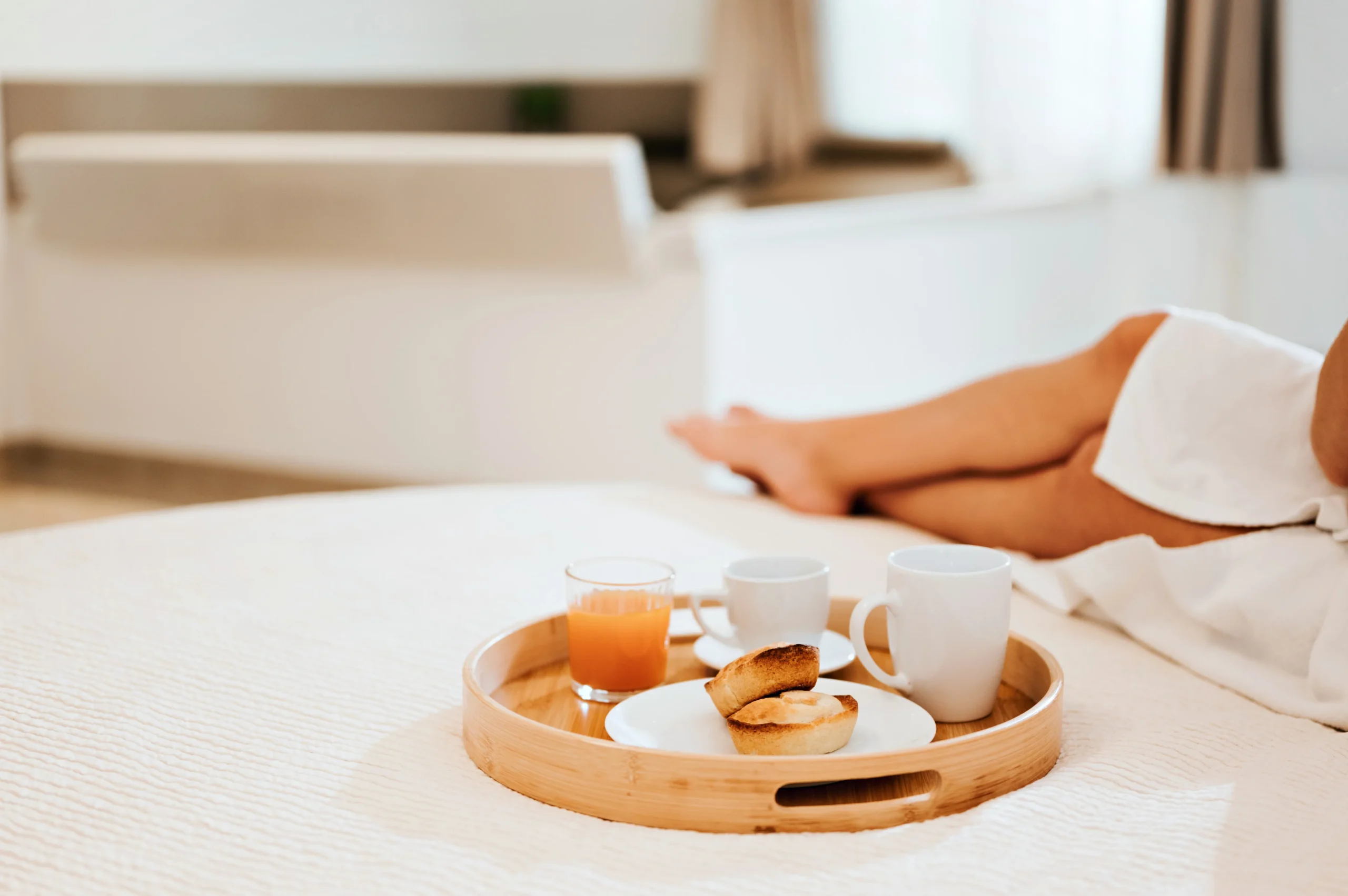 Vassoio della colazione sul letto della Suite con vista su vasca idromassaggio