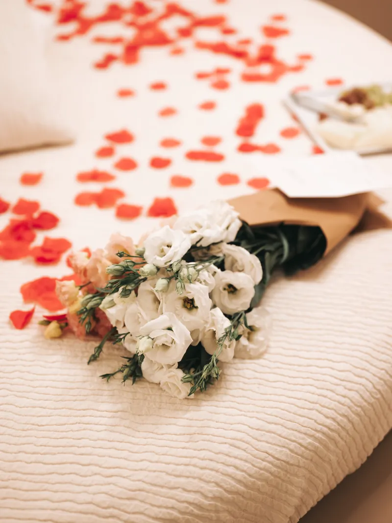 Petali e fiori sul letto rotondo della Suite