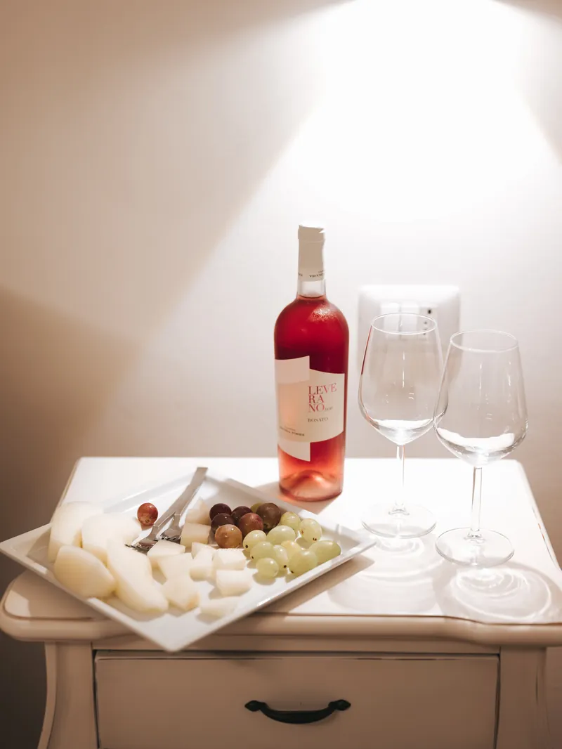 Bottiglia di rosé e calici pronti in camera nella Suite