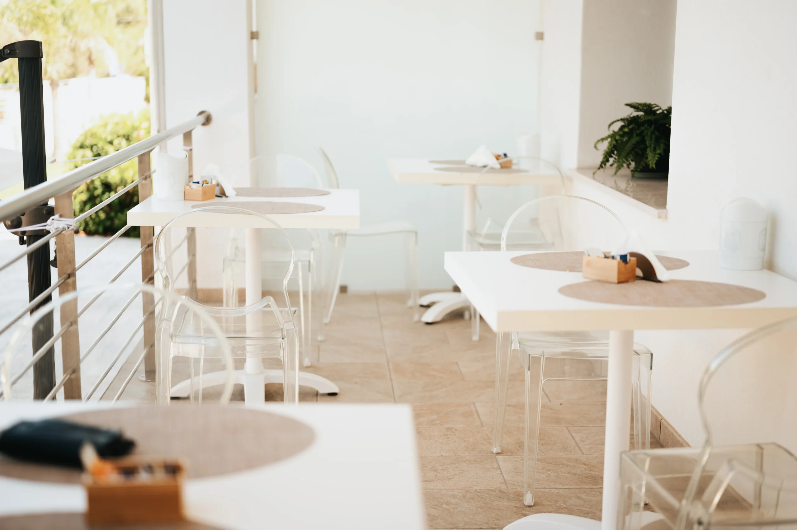 Tables du petit-déjeuner sous le portique du jardin