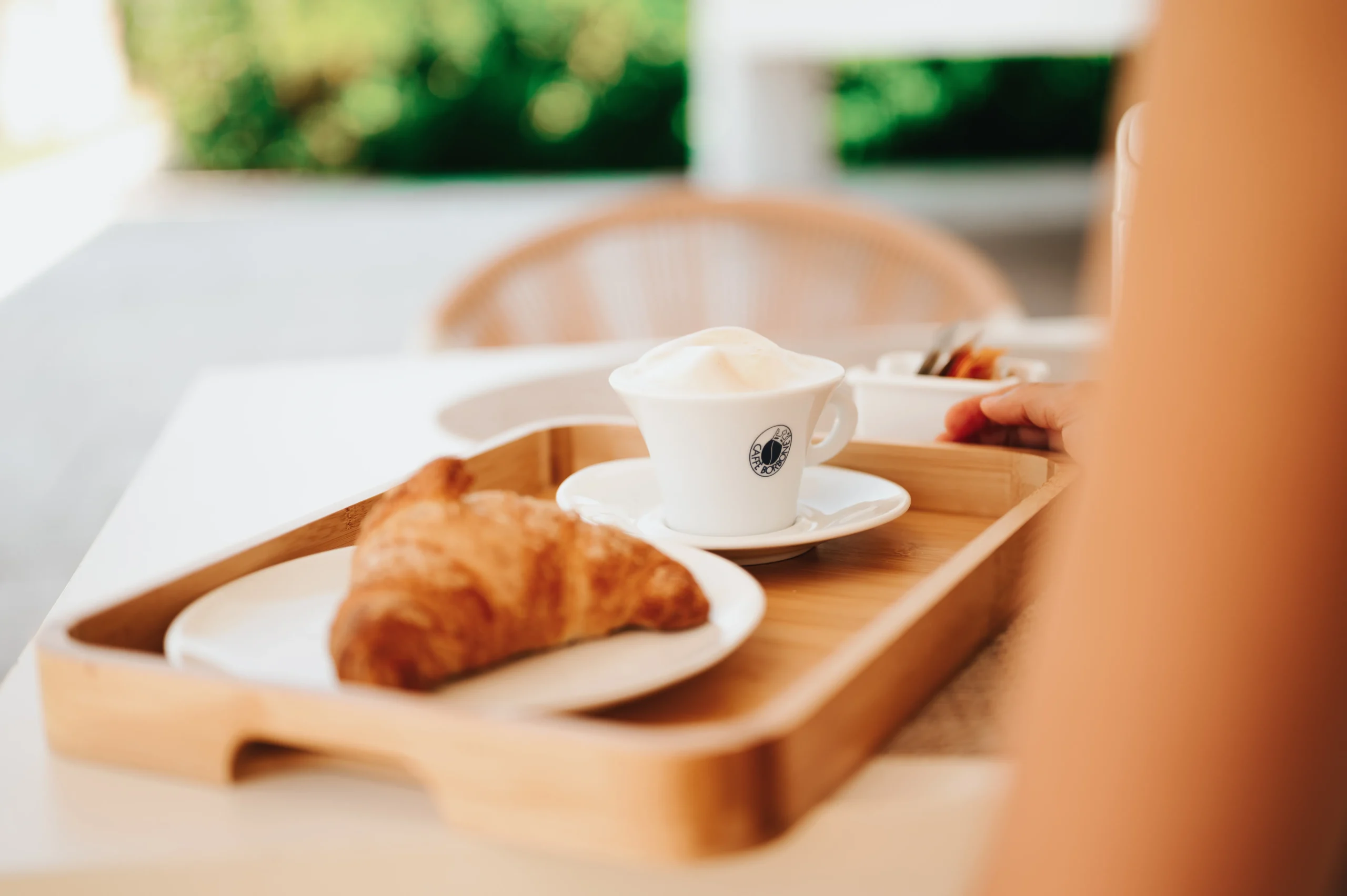 Plateau de petit-déjeuner avec croissant et cappuccino